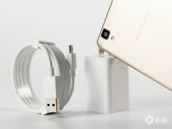 長續(xù)航配搭閃充的完美結(jié)合：OPPO R7s評測