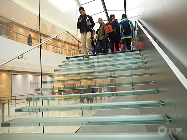 廣州首家Apple Store正式開幕 暴雨也滅不了果粉的熱情