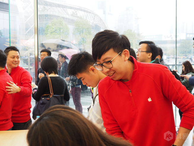 廣州首家Apple Store正式開幕 暴雨也滅不了果粉的熱情