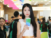 OPPO R9線下首發：1個店1小時賣出110臺