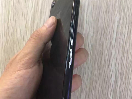 iPhone 7終于出現掉漆問題：這次是亮黑色