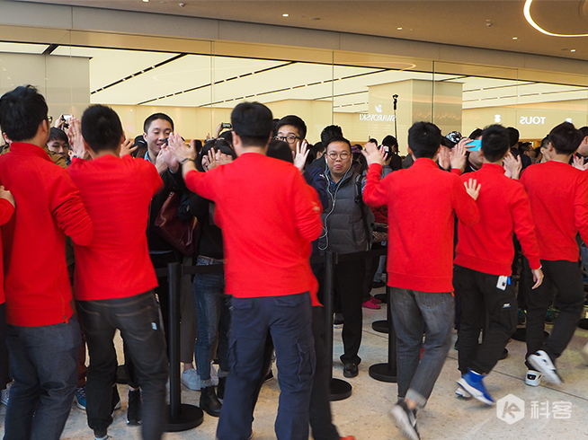 廣州珠江新城Apple Store開業 數百位果粉排隊