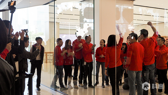 廣州珠江新城Apple Store開業 數百位果粉排隊