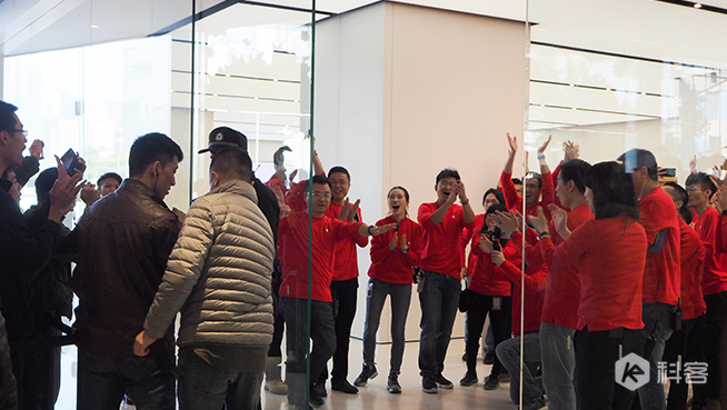 廣州珠江新城Apple Store開業 數百位果粉排隊