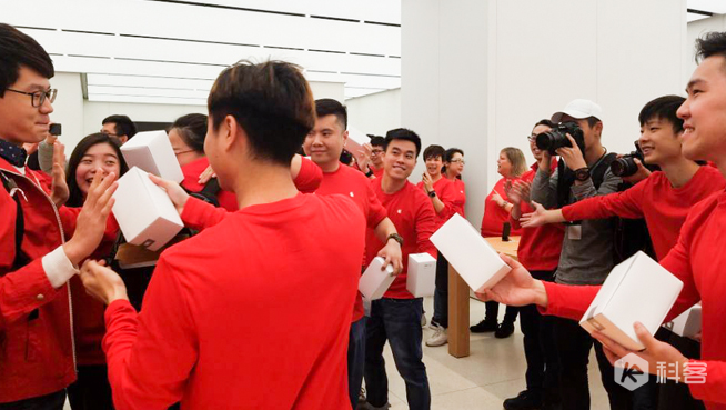 廣州珠江新城Apple Store開業 數百位果粉排隊