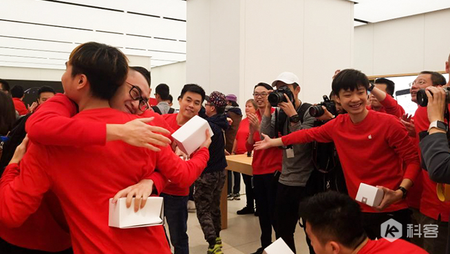 廣州珠江新城Apple Store開業 數百位果粉排隊