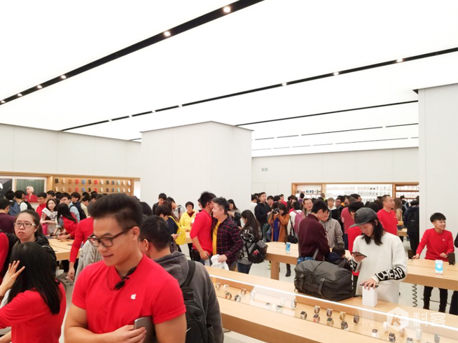 廣州珠江新城Apple Store開業 數百位果粉排隊