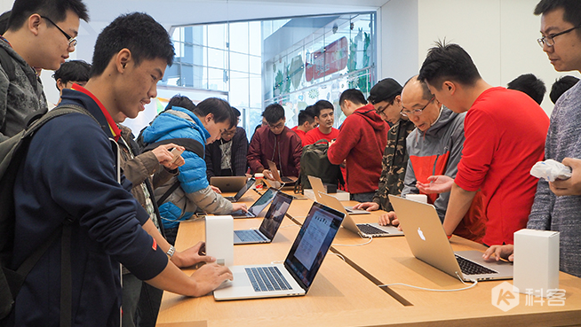 廣州珠江新城Apple Store開業 數百位果粉排隊