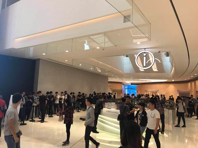 iPhone X上市現場：蘋果店排長龍，果粉愛不釋手