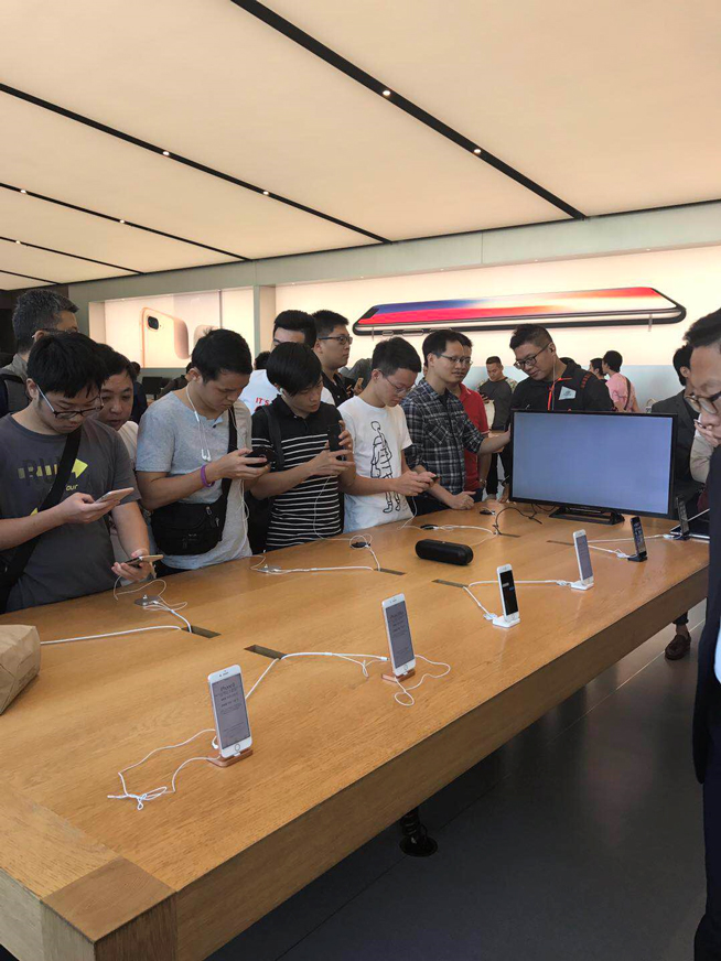 iPhone X上市現場：蘋果店排長龍，果粉愛不釋手