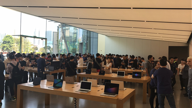 iPhone X上市現場：蘋果店排長龍，果粉愛不釋手