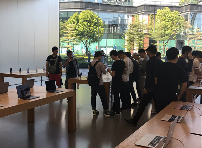 iPhone X上市現場：蘋果店排長龍，果粉愛不釋手