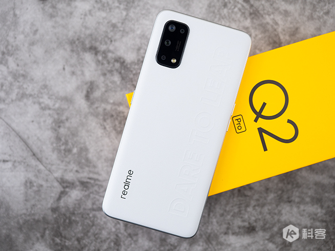 realme Q2 Pro開箱上手：千元就能摸上素皮！65W閃充降維打擊