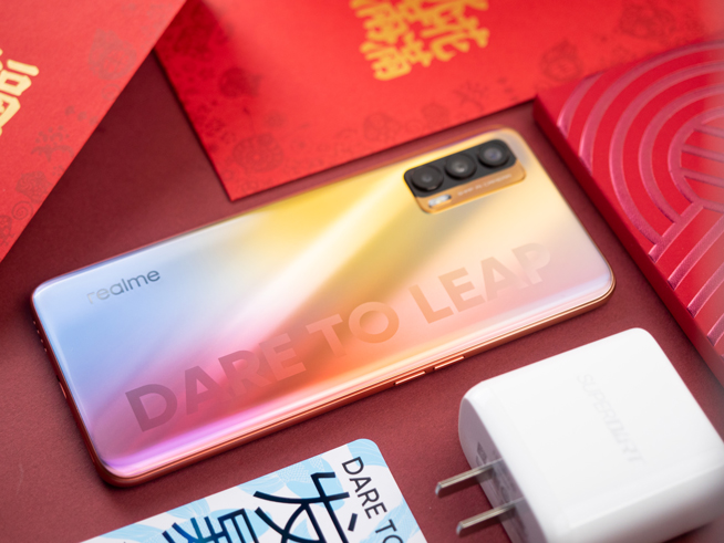 realme V15錦鯉手機(jī)開箱：1500元內(nèi)無(wú)敵手！50W閃充降維打擊